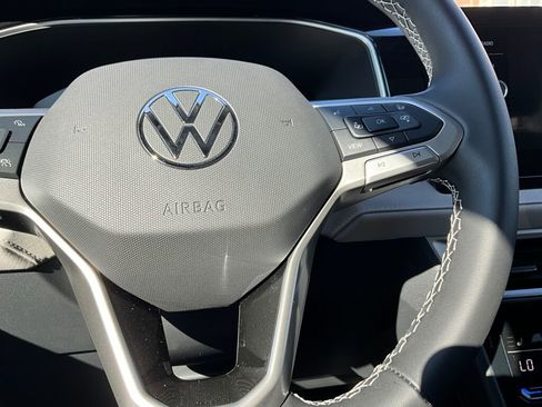 New 2025 Volkswagen Taos SE image 20