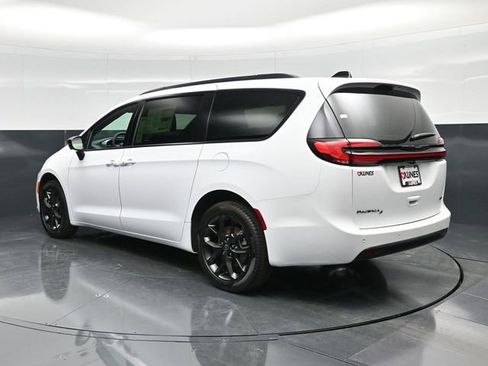 New 2026 Chrysler Pacifica Select w/ S Appearance Package image 6