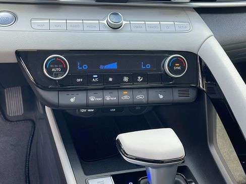 New 2025 Hyundai Elantra Limited image 21