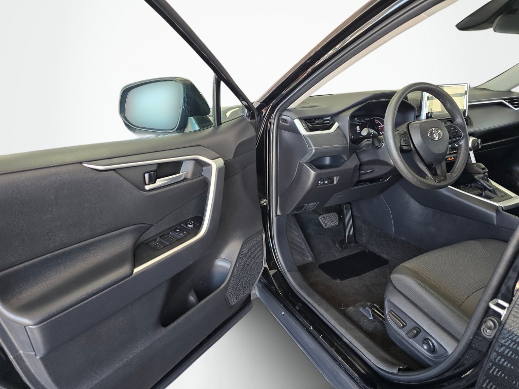 Used 2025 Toyota RAV4 XLE AWD/4WD image 31