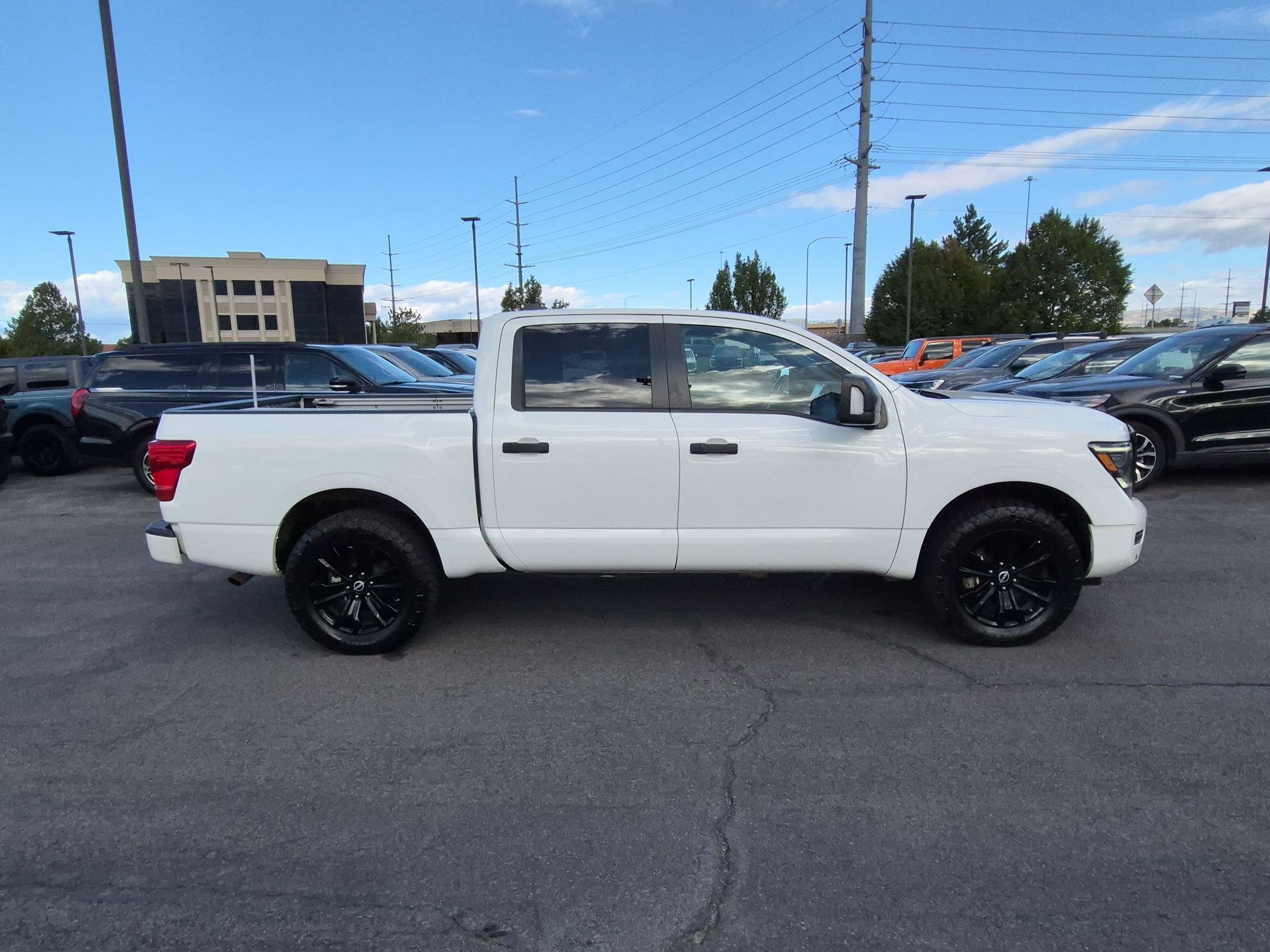 Used 2023 Nissan Titan SV w/ SV Convenience Package AWD/4WD image 2