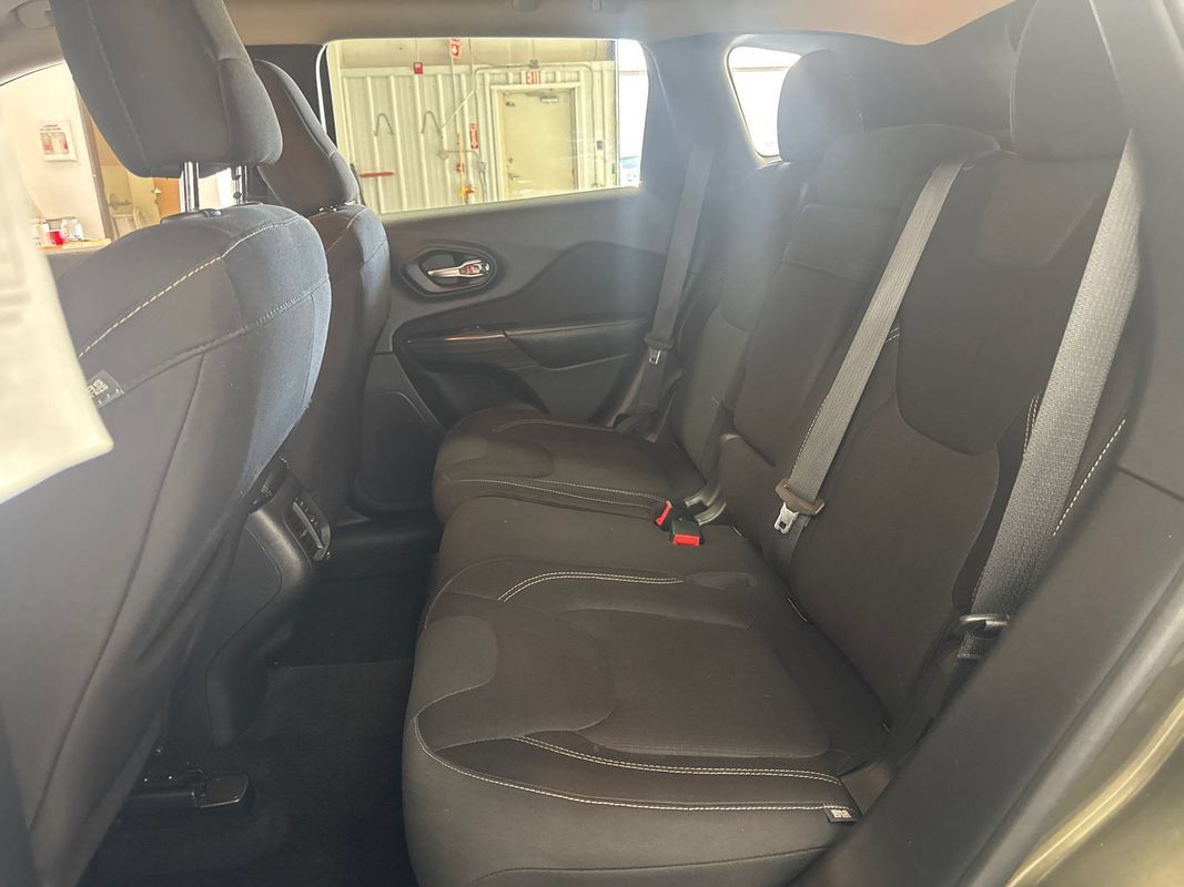 Used 2015 Jeep Cherokee Latitude AWD/4WD image 18