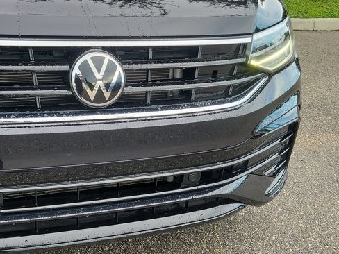 Used 2023 Volkswagen Tiguan SE R-Line FWD image 11