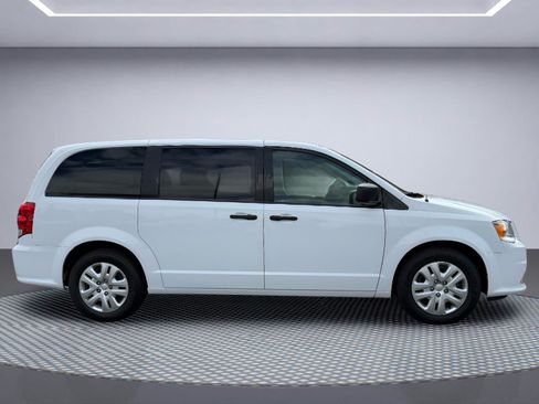 Used 2019 Dodge Grand Caravan SE w/ UConnect Hands-Free Group FWD image 9