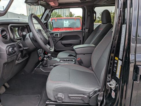 Used 2025 Jeep Wrangler Unlimited Rubicon AWD/4WD image 25