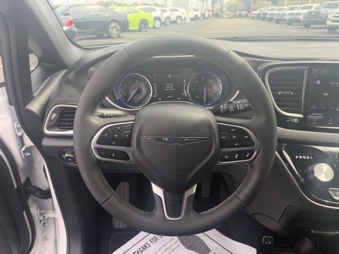 Used 2025 Chrysler Pacifica Select FWD image 14