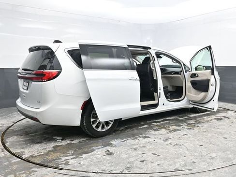 Used 2023 Chrysler Pacifica Touring-L image 47
