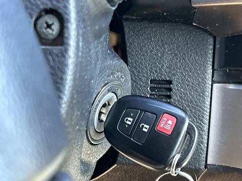 Used 2020 Toyota Tacoma SR5 RWD image 31