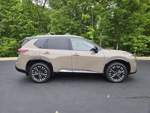 Used 2025 Nissan Rogue Platinum w/ Platinum Premium Package AWD/4WD image 2