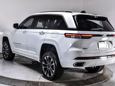 Used 2023 Jeep Grand Cherokee Overland w/ Luxury Tech Group IV AWD/4WD image 4