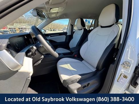 Used 2025 Volkswagen Tiguan SE AWD/4WD image 32