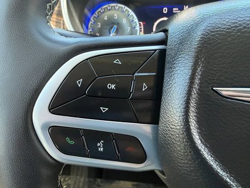 Used 2023 Chrysler Pacifica Limited FWD image 37