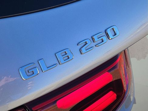 Used 2025 Mercedes-Benz GLB 250 image 12