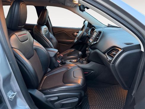 Used 2019 Jeep Cherokee Trailhawk image 13