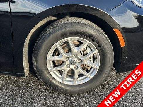 Certified 2024 Chrysler Pacifica Touring-L image 13