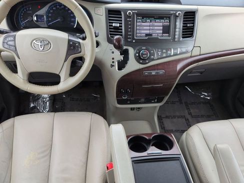 Used 2014 Toyota Sienna XLE w/ XLE Premium Package FWD image 24