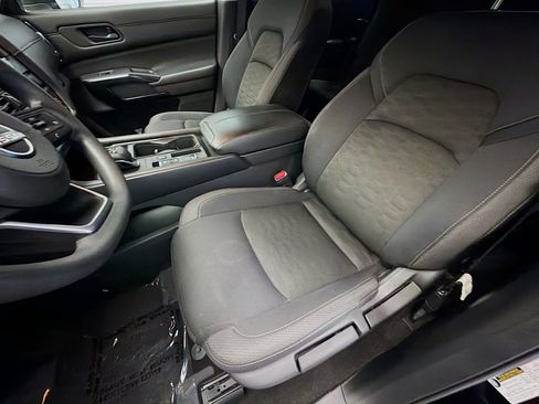 Used 2025 Nissan Pathfinder S FWD image 11