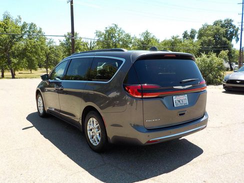 Used 2022 Chrysler Pacifica Touring-L image 8