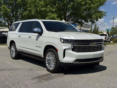 Used 2023 Chevrolet Suburban Premier w/ Premium Package 2 AWD/4WD image 2