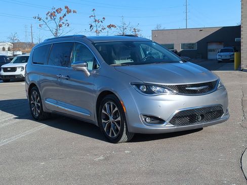 Used 2017 Chrysler Pacifica Limited w/ UConnect Theater Package image 10