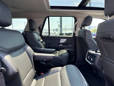 Used 2025 Ford Expedition Active AWD/4WD image 17