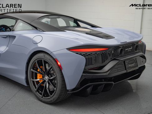 Used 2024 McLaren Artura image 16