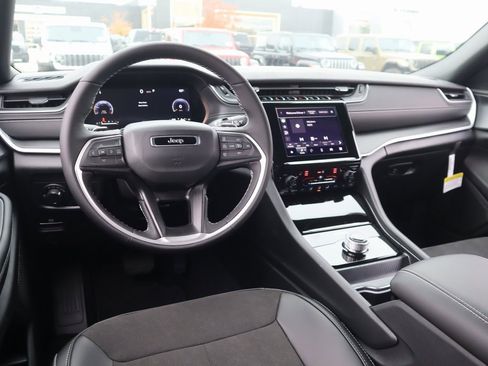 New 2025 Jeep Grand Cherokee L Altitude image 2