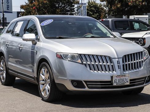 Used 2010 Lincoln MKT 2WD image 3
