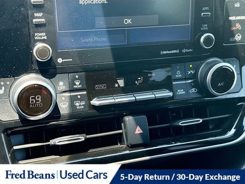 Used 2021 Toyota Highlander XLE AWD/4WD image 17