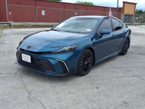 Used 2025 Toyota Camry SE w/ Convenience Package image 1