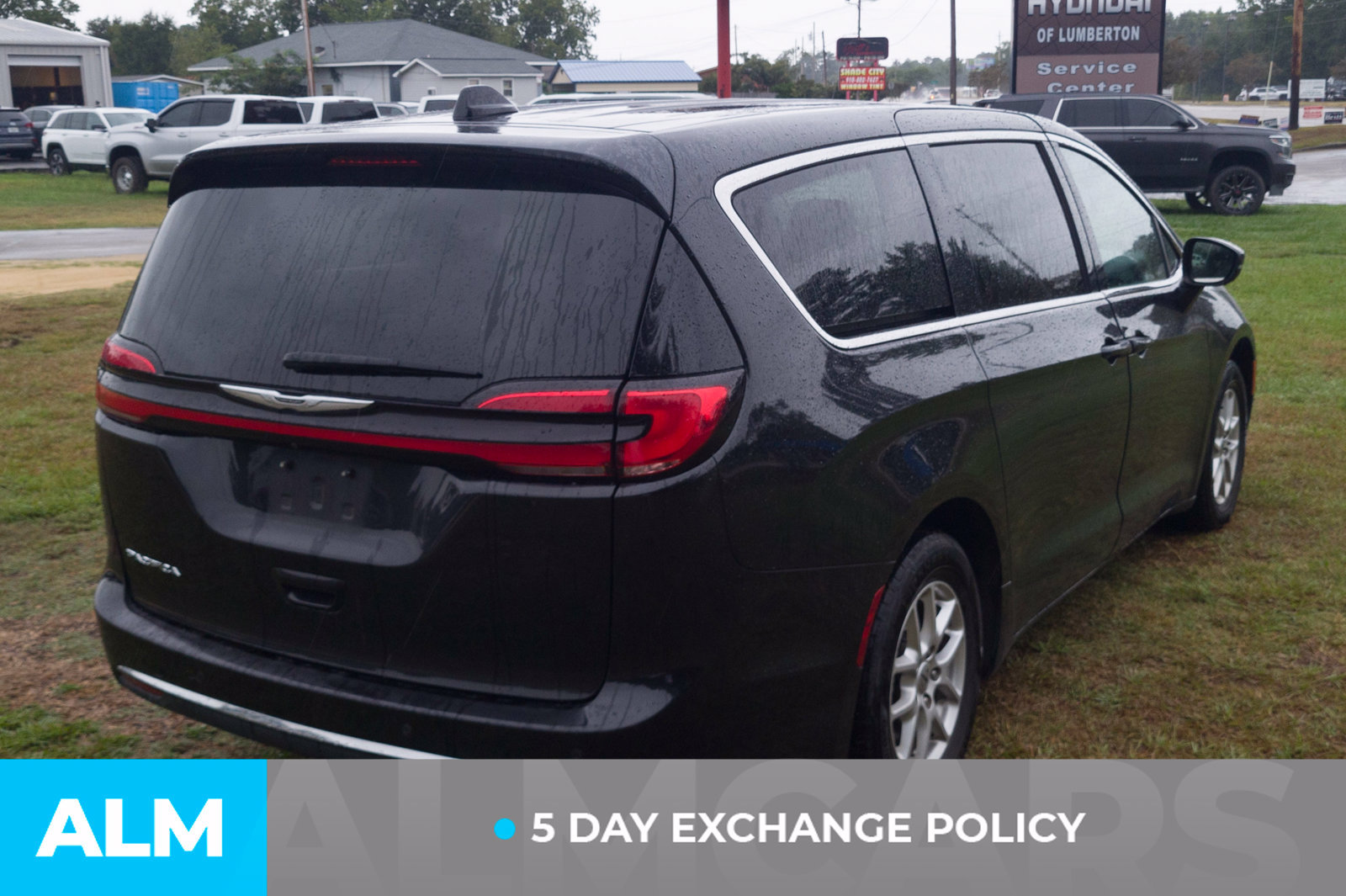 Used 2023 Chrysler Pacifica Touring-L FWD image 3