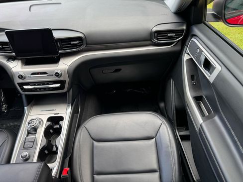 Used 2021 Ford Explorer XLT w/ Equipment Group 202A AWD/4WD image 19