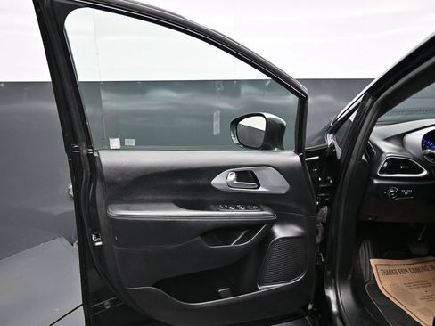 Used 2020 Chrysler Pacifica Touring w/ S Appearance Package FWD image 10