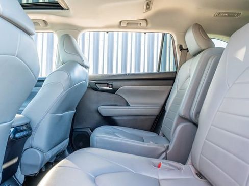Used 2022 Toyota Highlander XLE image 36