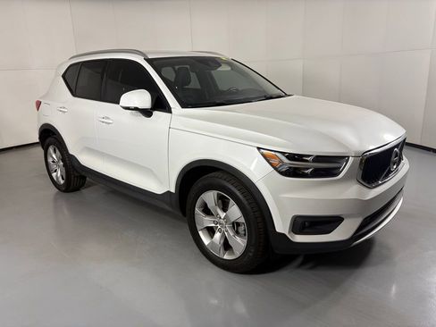 Used 2021 Volvo XC40 T5 Momentum image 2