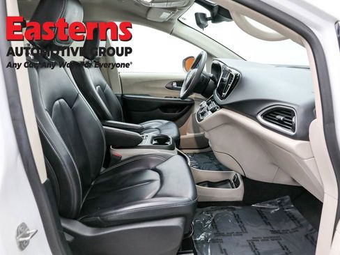 Used 2023 Chrysler Pacifica Touring-L image 23