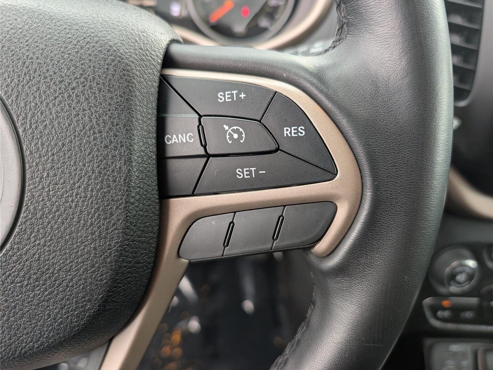 Used 2015 Jeep Cherokee Latitude FWD image 21