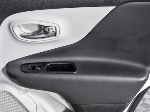 Used 2020 Jeep Renegade Limited image 21