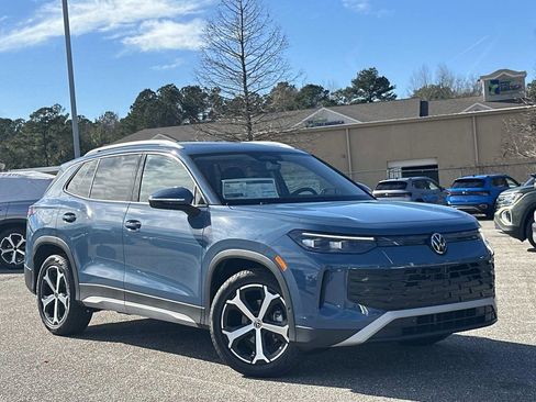 New 2026 Volkswagen Tiguan SE image 1