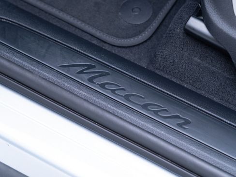 Certified 2025 Porsche Macan AWD/4WD image 14