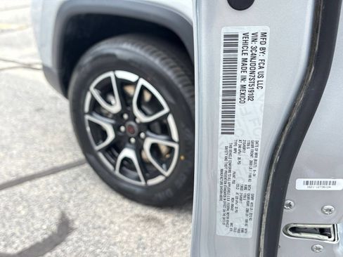Used 2025 Jeep Compass Trailhawk AWD/4WD image 28
