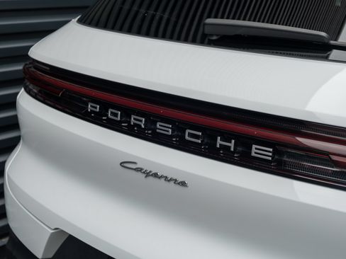 Certified 2024 Porsche Cayenne AWD/4WD image 18