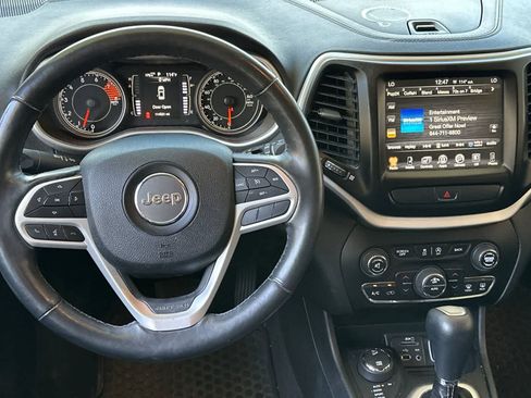 Used 2018 Jeep Cherokee Latitude Plus w/ Comfort/Convenience Group AWD/4WD image 16