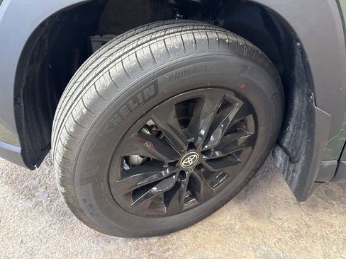 Used 2025 Toyota Corolla Cross LE w/ Moonroof Package image 4