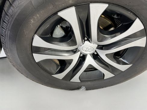 Used 2017 Toyota RAV4 LE FWD image 14