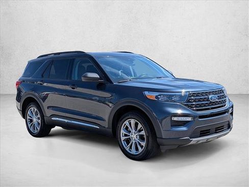 Certified 2022 Ford Explorer XLT w/ Equipment Group 202A AWD/4WD image 3