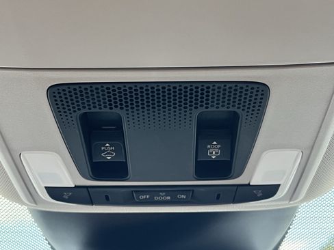 Used 2025 Honda Pilot Touring image 29