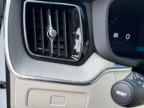 Certified 2024 Volvo XC60 B5 Ultimate AWD/4WD image 25