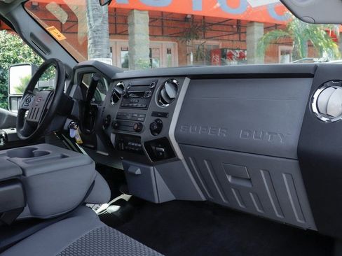 Used 2016 Ford F550 4x4 Crew Cab Super Duty w/ XLT Interior Package image 42