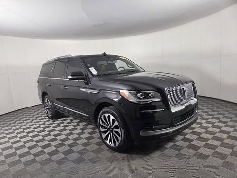 Used 2024 Lincoln Navigator Reserve AWD/4WD image 2